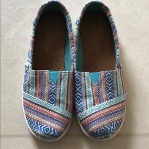 Colorful pattern toms